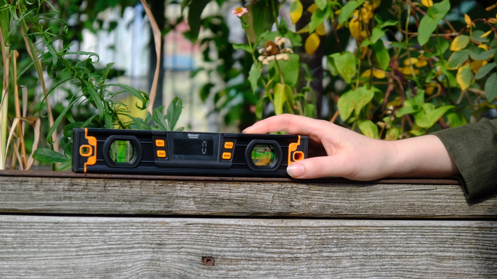 Digital spirit level: floors and walls in degrees